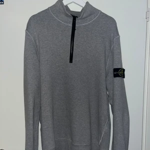 Stone island zip up - Tröja köpt för 2 år sen för 2700kr nypris i affär, strl XL. Använd max 10 gånger, så nyskick. Skriv för mer info.