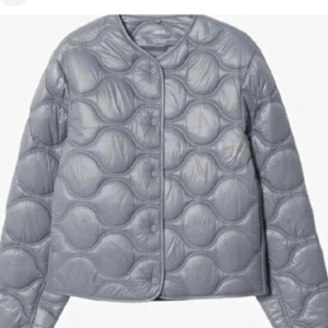 Grå quiltad jacka från MNG - Säljer en snygg grå quiltad jacka från Mango. Jackan har en rund halsringning och knäpps med tryckknappar framtill. Den är perfekt för höst och vår, och har en normal passform. Materialet är syntet och den är långärmad. Perfekt för att hålla dig varm och stilren under kyligare dagar❤️❤️❤️