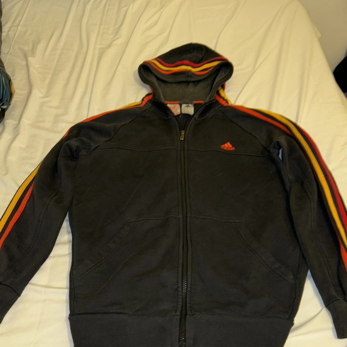 Svart huvtröja från Adidas