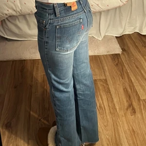 Vintage levis - Raka mid waist vintage Levis, storleken på de stämmer inte riktigt. Jag är ca 160 och bär oftast 34-36 och de är en aning för tighta