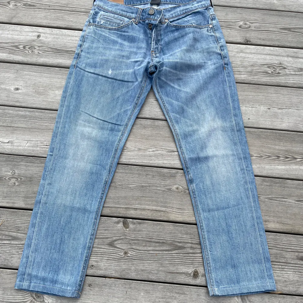 Hej, säljer ett par blåa Dondup jeans i 10/10 skick. Jeansen är storlek 33 och säljs för endast 750 kr, men priset går att diskutera. Bara att skriva om ni har några frågor!. Jeans & Byxor.