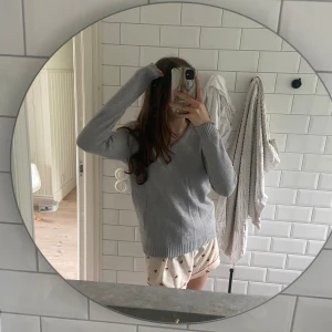 Grå stickad tröja - Säljer då den inte kommer till användning  Kontakta mig vid funderingar💕