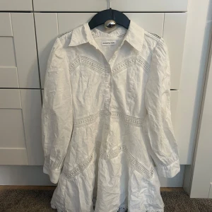 Designers remix klänning - En jättesöt klänning från designers remix som passar perfekt till sommararen!🩷🩷😜Köpt för 2000 och säljs för 300. Lämna gärna prisförslag 