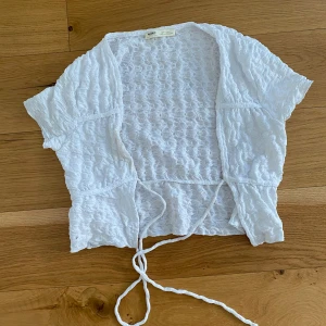 Bolero - Supersöt bolero med knytning i från pull and bear! Superbra skick