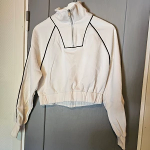 Vit croppad tröja från Divided - Vit croppad tröja från Divided med polo. använda max 2 gånger.
