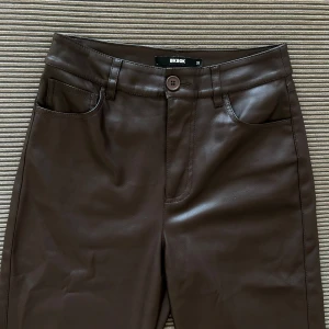 Skinnbyxor bruna bikbok - Bruna Skinnbyxor från BikBok storlek 38. Använda några gånger. Få tecken på användning, inget som tydligt syns. Passar till allt 🤍  Nypris: 599kr Mitt pris: 80kr