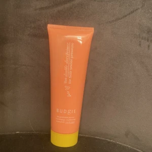 Hår primer!  - Jag säljer en hår primer, en väldigt bra och återfuktande kräm som skyddar håret från värme! Aldrig använt den jag säljer men har exakt likadan som har hjälpt mitt hår super mycket! (Köpt på kicks) köpte den för 160