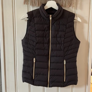 Svart dunväst från Rockandblue - Säljer en snygg svart dunväst från Rockandblue i storlek 34. Jätte bra nu o fin till hösten.
