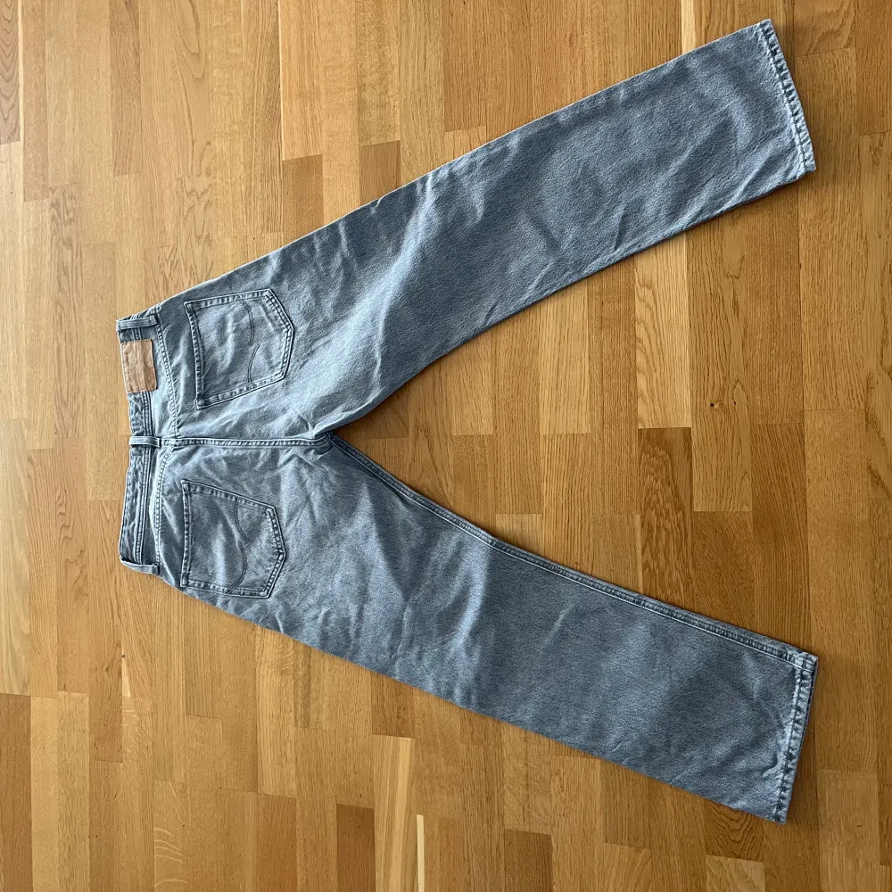 Gråa Jack & Jones jeans, säljer pga ingen användning. Köptes för några månader sen men har används några enstaka gånger. Modellen är relaxed/chris. Storlek 30, 30.. Jeans & Byxor.