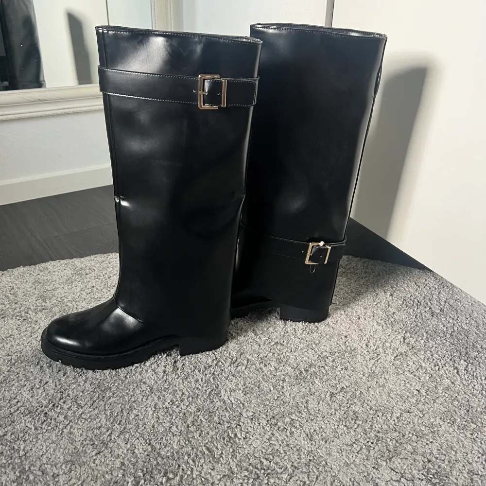 Virala boots från hm i perfekt skick. Har aldrig använt dom.. Skor.