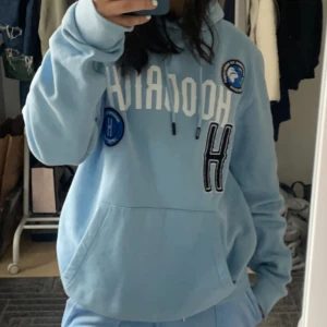 Hoodrich ljus blå hoodie - Super cool och skön hoodie, knappt använd inga defekter , som ny 