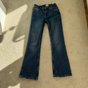 Jeans  -  Säljer mina mörkblå jeans från Gina i storlek 152, passar även mig som vanligtvis har 158. Säljer då de inte kommer till användning längre. Pris 150 kr💞