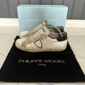 Philippe model skor - Säljer mina riktigt snygga Philippe model skor. Skorna är i ett bra skick trots en del användning. De har några skador men inget man tänker på vid användning. Köpt skorna för 3100kr nya, mitt pris nu 1700kr. Priset går att diskutera vid snabb affär!