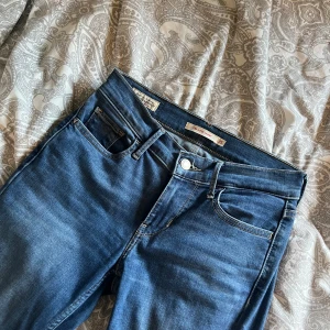 Levis 710 skinny jeans waist 25 - Levis 710 super skinny jeans waist 25, använda få gånger🩷säljer även ett par till jeans i samma modell men med lite annorlunda blå färg !