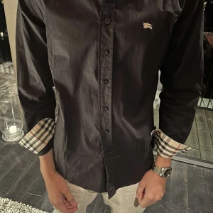 Burberry Skjorta storlek M - Burberry skjorta i storlek Medium  Använd endast ett fåtal tillfällen, alltså väldigt fint skick.  Priset är ej hugget i sten💥