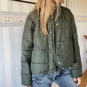 Grön Zara jacka - Säljer en likadan jacka ifrån zara i storlek M den i bra skick och jättesnygg, perfekt till hösten!  💞