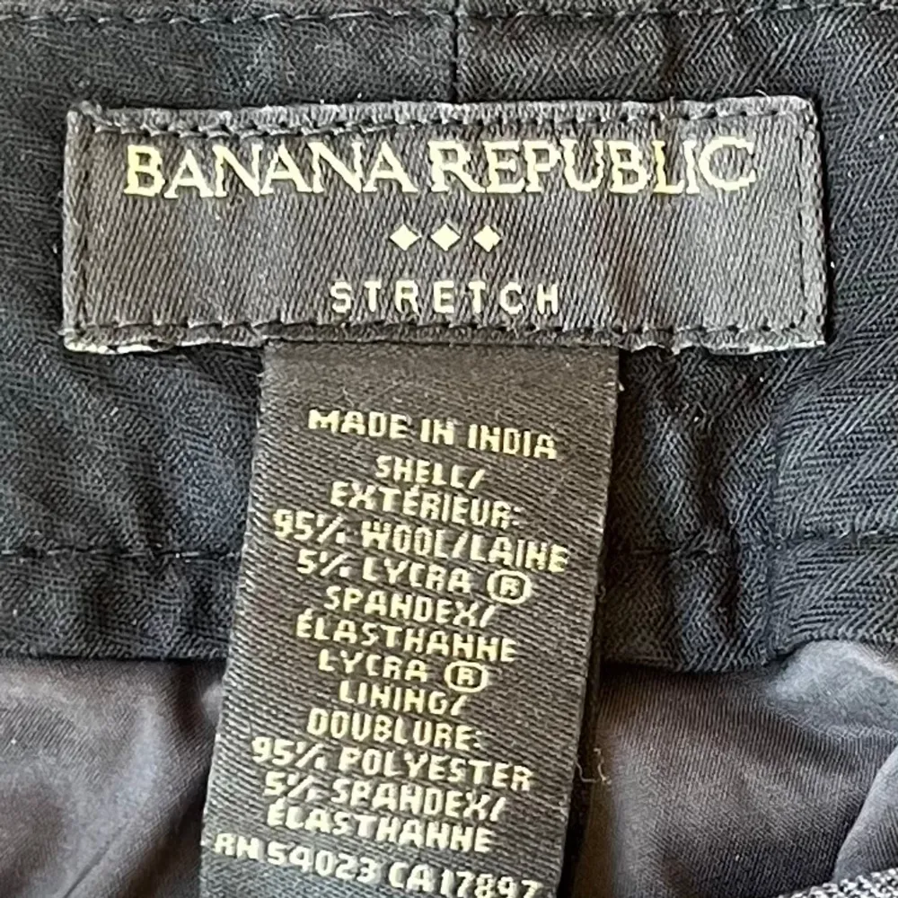 Säljer ett par snygga grå kostymbyxor från Banana Republic. Byxorna är tillverkade av 95% ull och 5% lycra, vilket gör dem både bekväma och stretchiga. De har en klassisk passform med raka ben och diskreta ränder. Perfekta för både kontoret och mer formella tillfällen. Byxorna har två bakfickor, fickor fram och hällor för bälte. US stl 0 vilket motsvarar XXS. Nypris ca $100. . Jeans & Byxor.