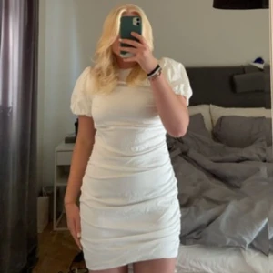 Vit klänning - Använd fåtal gånger, köptes 2022. Går en söm längs hela baksidan så den sitter såå snyggt 🩵