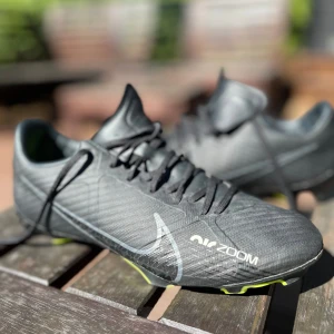 Nike Mercuriol fotbollsskor strlk 38,5 - Mycket fina begagnade fotbollsskor. Är i fint skick utan något slitage eller större märken.  Har flera annonser på fotbollsskor i olika storlek.  Pris kan diskuteras, hör av dig isf!