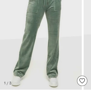 Gröna mjukisbyxor - Säljer ett par gröna mjukisbyxor ifrån juicy couture i skönt material. Byxorna har en loose passform och är högmidjade med snörning i midjan. metall sakerna på snöret i midjan saknas men utöver det är dom i perfekt skick och är jätte snygga och sköna sitter bra i längden på mig som är runt 160 165 lång 