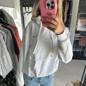 Hoodie med tryck - Säljer denna söta hoodie ifrån hm! Bra skick!💕😊