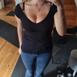 Svart topp - Fin svart topp ifrån Emp🤍 