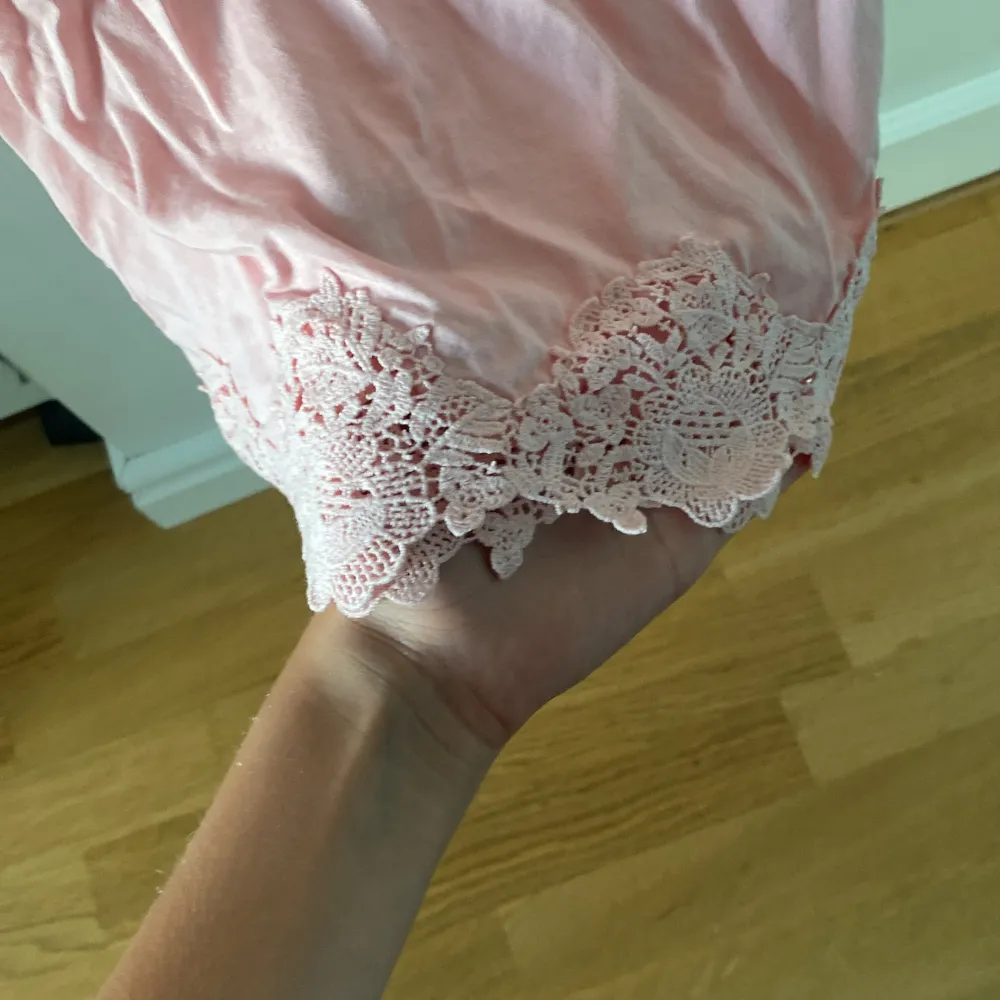 Säljer en söt rosa ärmlös topp från Polo Ralph Lauren. Den är i storlek L (12-14) och har fina spetsdetaljer längst ner. Perfekt för sommaren!💖 priset kan diskuteras 💕. Toppar.