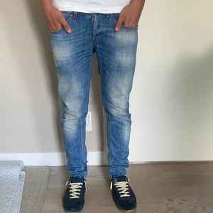 Dondup george - Säljer nu dessa populära dondup jeans i storlek 32 då de börjar bli för små. Skicket är väldigt bra- 8/10. Jeansen har också några snygga slitingar vilket är menat så. Nypris 3000+. Mitt pris=999 eller trade för ett par som är strlk 33 eller 34