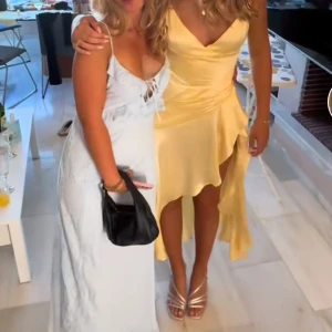 Gul balklänning - KAN SÄNKA PRIS VID SNABB AFFÄR! Superfin balklänning som endast är använd en gång i strl XS! Den kommer från ett märke som heter Bardot💛💛