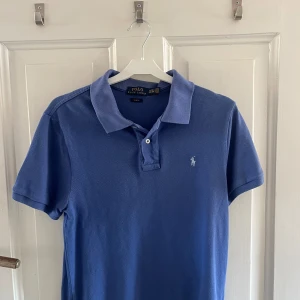 Ralph Lauren Pike  - Säljer min snygga blåa Ralph lauren Pike. Säljer den för att den inte passar mig längre. Inga hål eller någon som är sönder med den! 
