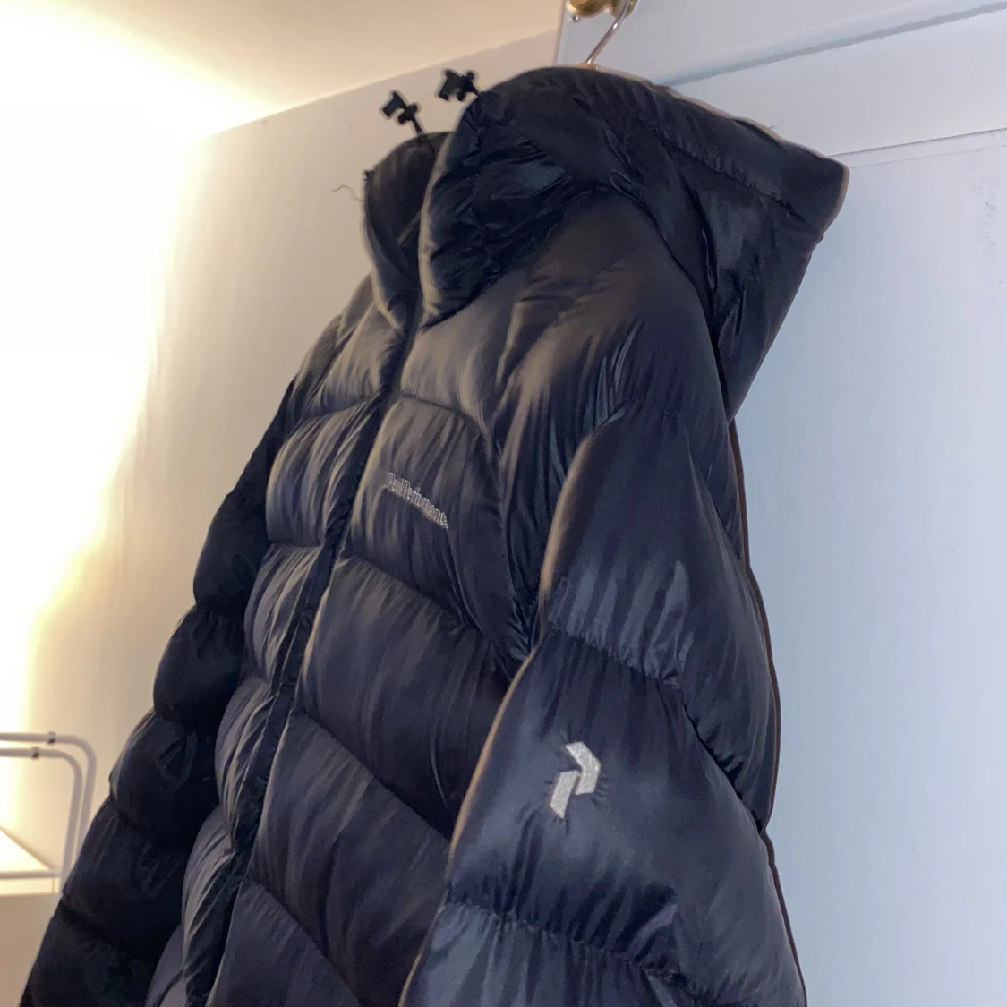 Svart dunjacka från Peak Performance - 90