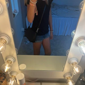 svart väska - Säljer denna nästan oanvända svarta väskan. Vet inte märket för det står inte i väskan💕 Man kan ha den lång, men det finns ett kortare band i väskan💗