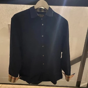Burberry skjorta - En skitsnyggt burberry skjorta i storlek S men passar även M. Condition 8,5 av 10. ÄKTA. Hör av er för fler bilder eller om ni har några frågor!
