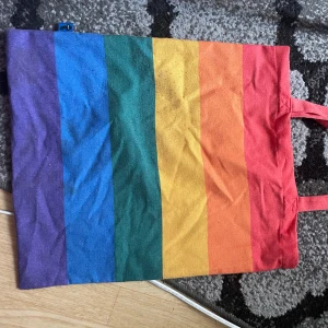 Pride totebag - Utsåld Pride totebag från TGR Den är nopprig men går att få bort med sådan nroppmaskin 