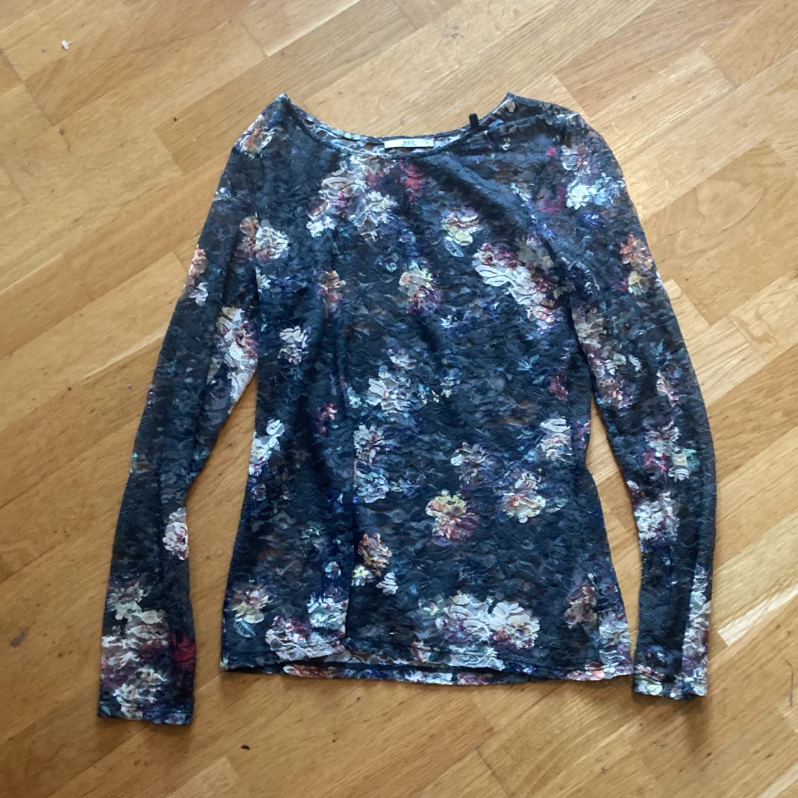 Spetströja med blommmönster