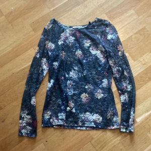 Spetströja med blommmönster - Spetströja med långa ärmar och gotiskt blomtryck pris. kan diskuteras! 