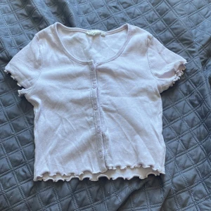 Söt topp - En söt liten tio från Kappahl i storlek xs! Kontakta mig vid intresse💗