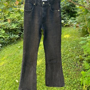 Zara jeans tall - Ett par svarta högmidjade jeans från zara. Långa och utsvängda i modellen. 