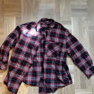 Flanellskjorta  - Boxy/oversized flanellskjorta från HM divided. Använd en eller två gånger så den är i nyskick :)