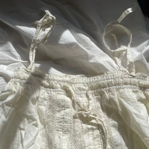 Söt klänning - Supersöt klänning från ellos med spetsdetaljer