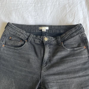 jeans - jeans från Gina Tricot i fint skick.  köptes för ungefär 1 år sen men har bara legat i garderoben sen förra sommarn. Pris kan diskuteras ☺️