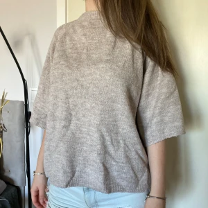 Stickad t-shirt - Tröjan är knappt använd, väldigt bra skick. (Inga noppror eller lösa trådar) säljer på grund av att jag inte får den till  användning, men är väldigt fin!💞 Tröjan har loose fit och är super skön. Funkar till alla typer av tillfällen!