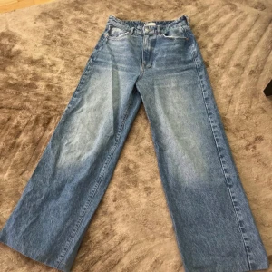 Gina tricot jeans  - Storlek 36, bra i storleken fast lite baggy. Använda få antal gången. 