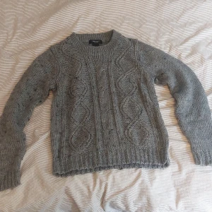 Stickad tröja - En super snygg stickad tröja nu till hösten. Med  jättefina detaljer. Den är dock ganska knopprig men inte så man tänker på de.  