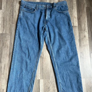 Jeans - Säljer dessa jeans då de aldrig har kommit till användning och är för små. Bra skick