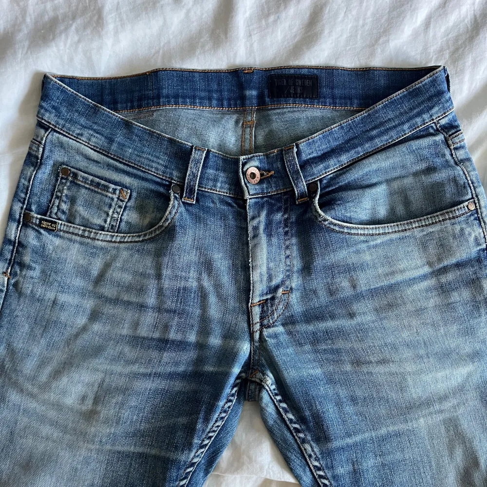 Hallå! Jag säljer nu mina jeans från Tiger of Sweden. Dem har blivit för små för mig och jag kan inte använda dem längre, därför det schyssta priset!🥂  Det är slim fit på dem. Skriv om ni har frågor eller funderingar! . Jeans & Byxor.