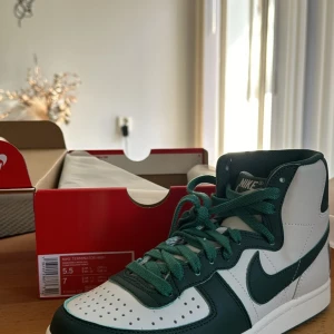 Nike skor - Helt oanvända, aldrig testade.  Nike Terminator High : storlek 40.5