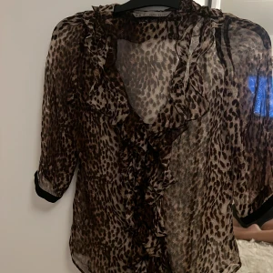 Leopard blus  - Jätte snygg leopard blus ifrån Zara! Säljer pga ej kmr t användning. Strl xs ,kom priv för frågor ❤️🥰 tryck köp direkt helst för många är intresserade o orkar it me allt skrivande hehe men ja så ni vet 