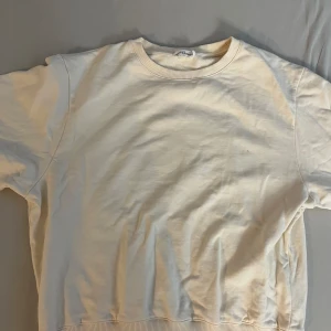Vit sweatshirt från Bread & Boxers - Säljer en vit sweatshirt från Bread & Boxers i storlek M. Den är supermjuk och bekväm, perfekt för vardagsbruk. Tröjan har långa ärmar och en klassisk rund halsringning. Den är i bra skick och passar perfekt till höst- och vårsäsongen. Perfekt för en avslappnad och stilren look!
