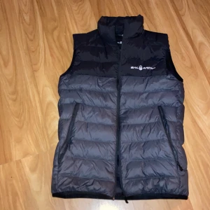 Sail racing väst - Säljer för att jag helt enkelt inte vill ha den längre och för att den är för liten. Den är jätte bra skick, bara använd någon gång. Storlek 150  köpt för 700 (har du några frågor så skriv till mig privat)